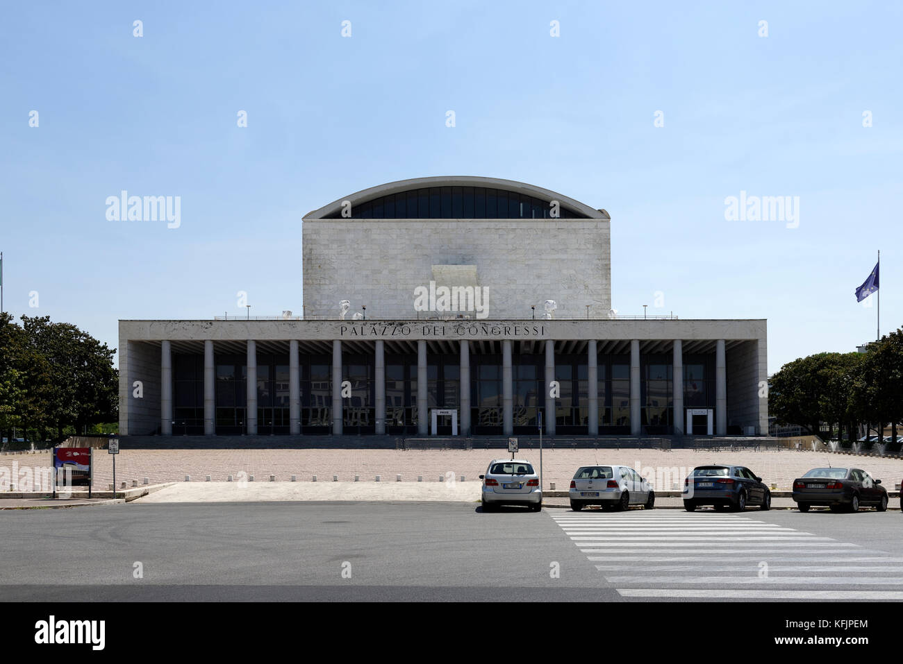 Vista frontale del Palazzo dei Congressi e il palazzo dei congressi nel cuore del quartiere EUR. Roma. L'Italia. Foto Stock