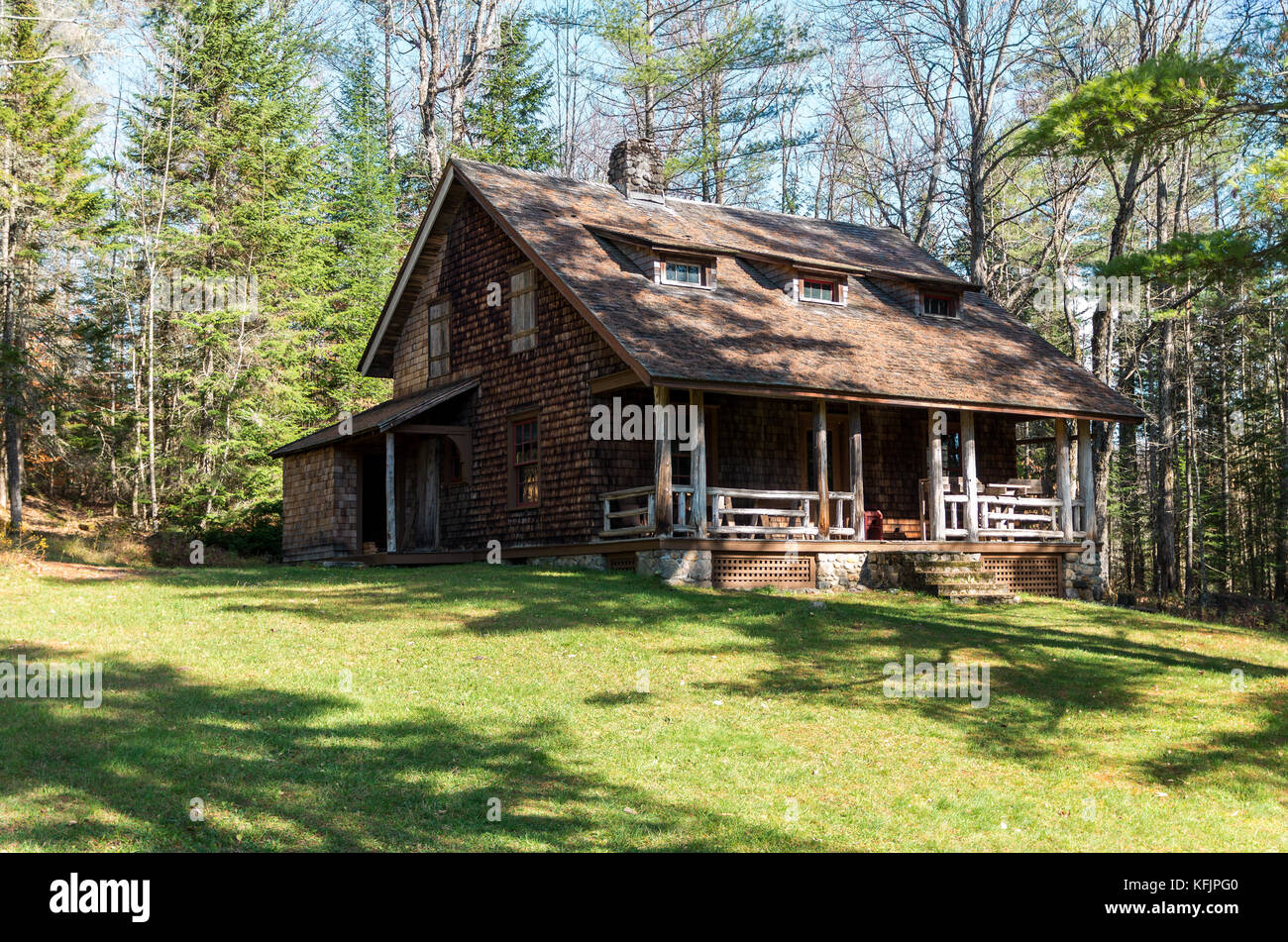 Vecchia fattoria case e le rovine di fienili sul percorso della grande santanoni camp Foto Stock