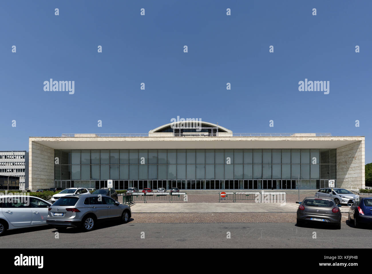 Vista posteriore del Palazzo dei Congressi e il palazzo dei congressi nel cuore del quartiere EUR. Roma. L'Italia. Foto Stock