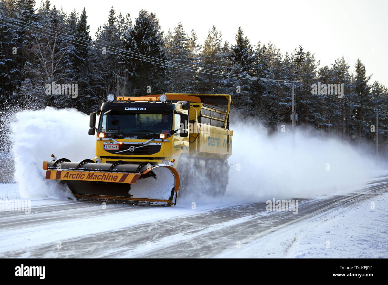 Sauvo, Finlandia - 17 gennaio 2016: VOLVO FM della manutenzione stradale carrello equipaggiato con macchina artico spartineve si cancella un'autostrada nel sud della Finlandia. destia Foto Stock