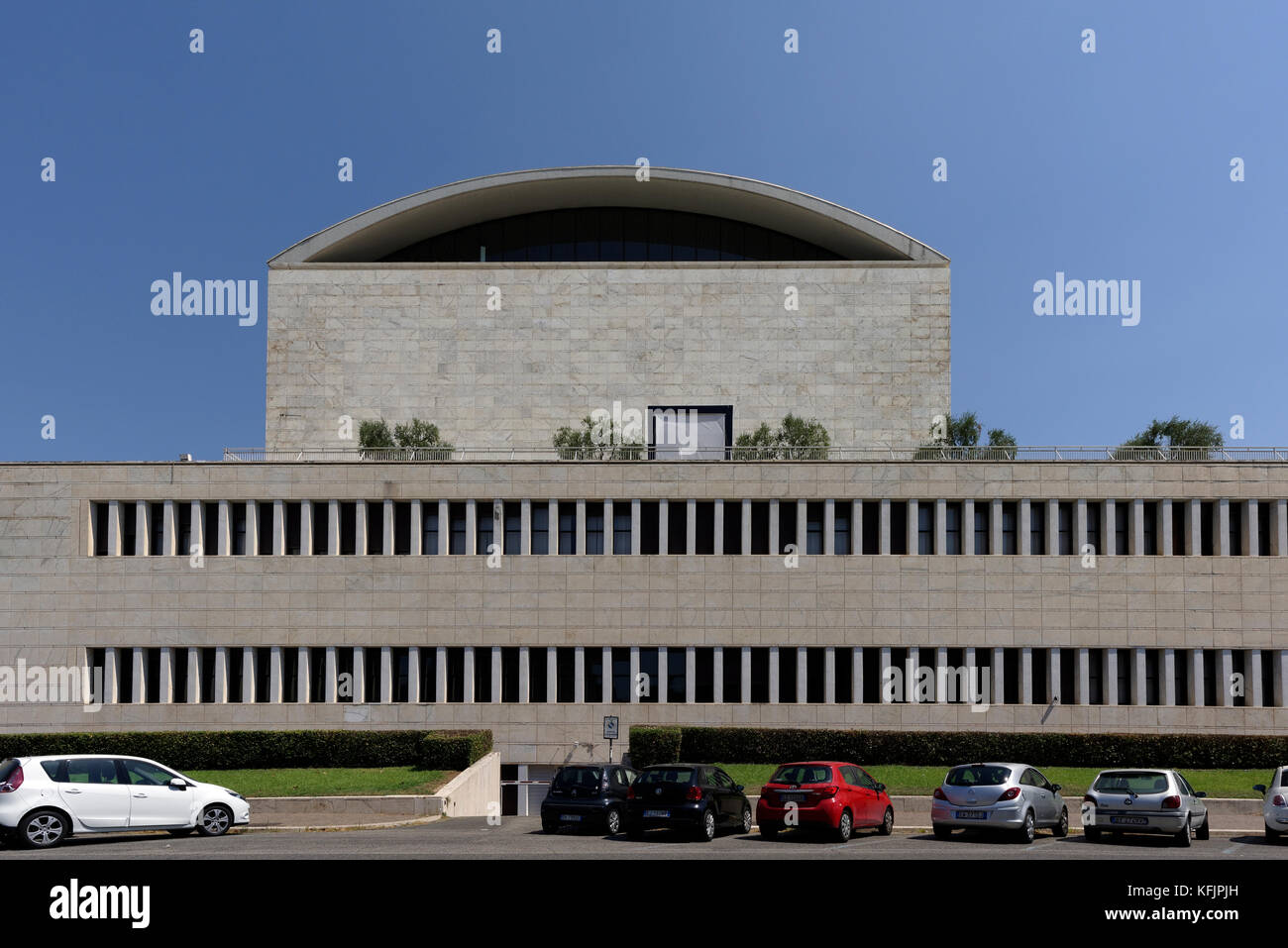 Vista laterale del Palazzo dei Congressi e il palazzo dei congressi nel cuore del quartiere EUR. Roma. L'Italia. Foto Stock