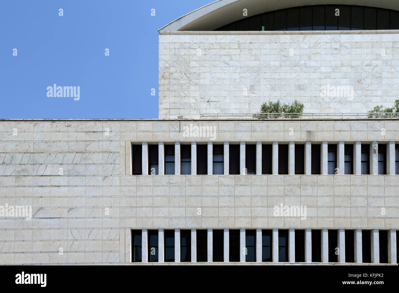 Vista laterale del Palazzo dei Congressi e il palazzo dei congressi nel cuore del quartiere EUR. Roma. L'Italia. Foto Stock