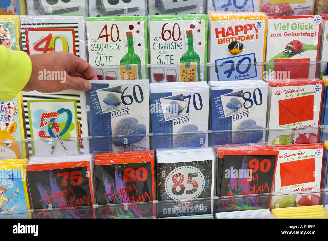 Biglietti di auguri in un negozio Foto Stock