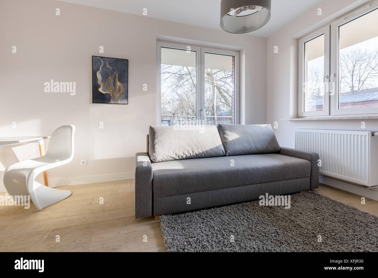 Home interno grigio con lettino e sedia moderna Foto Stock