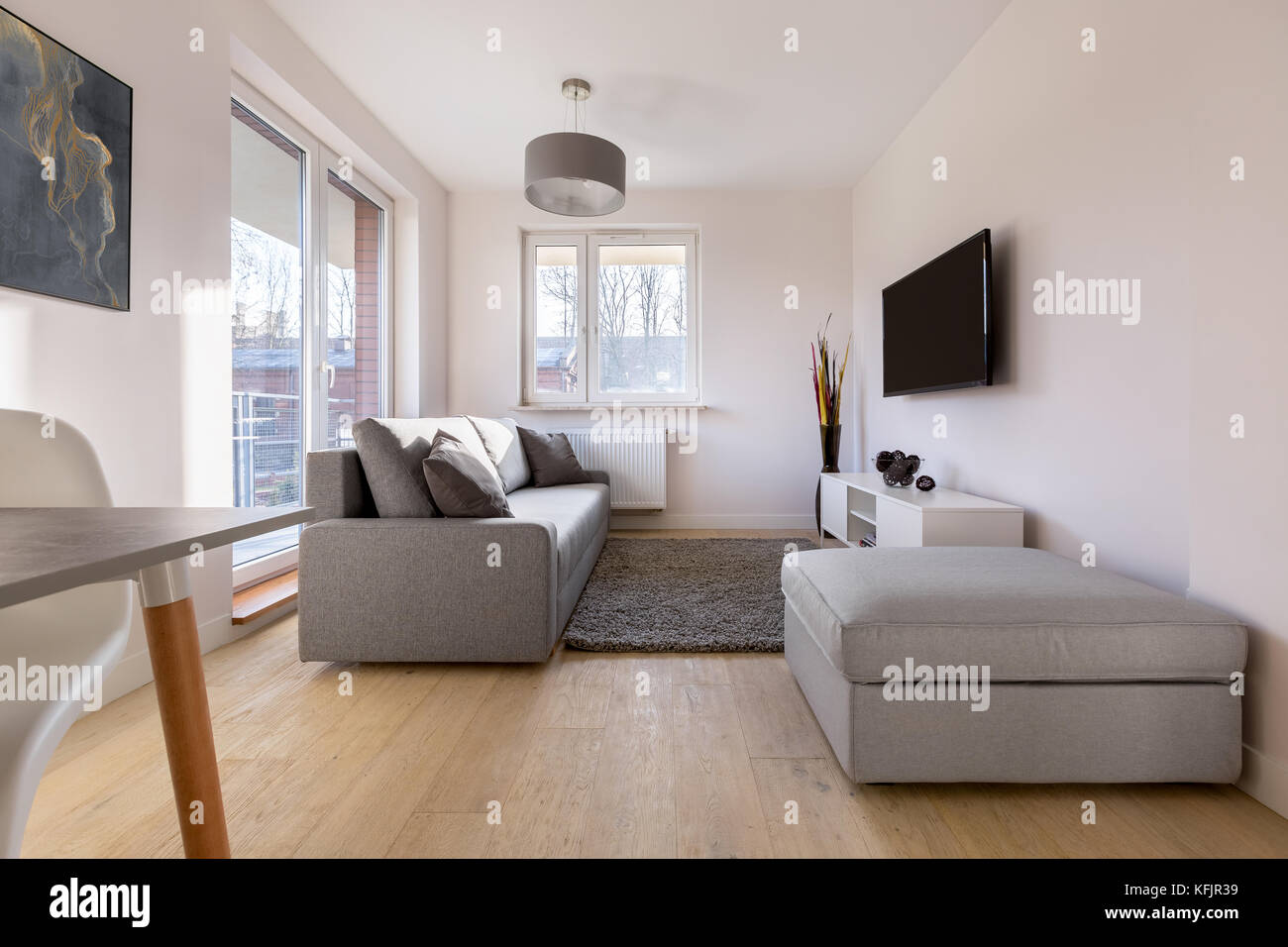 Casa accogliente interno con lettino, pouf e tv Foto Stock