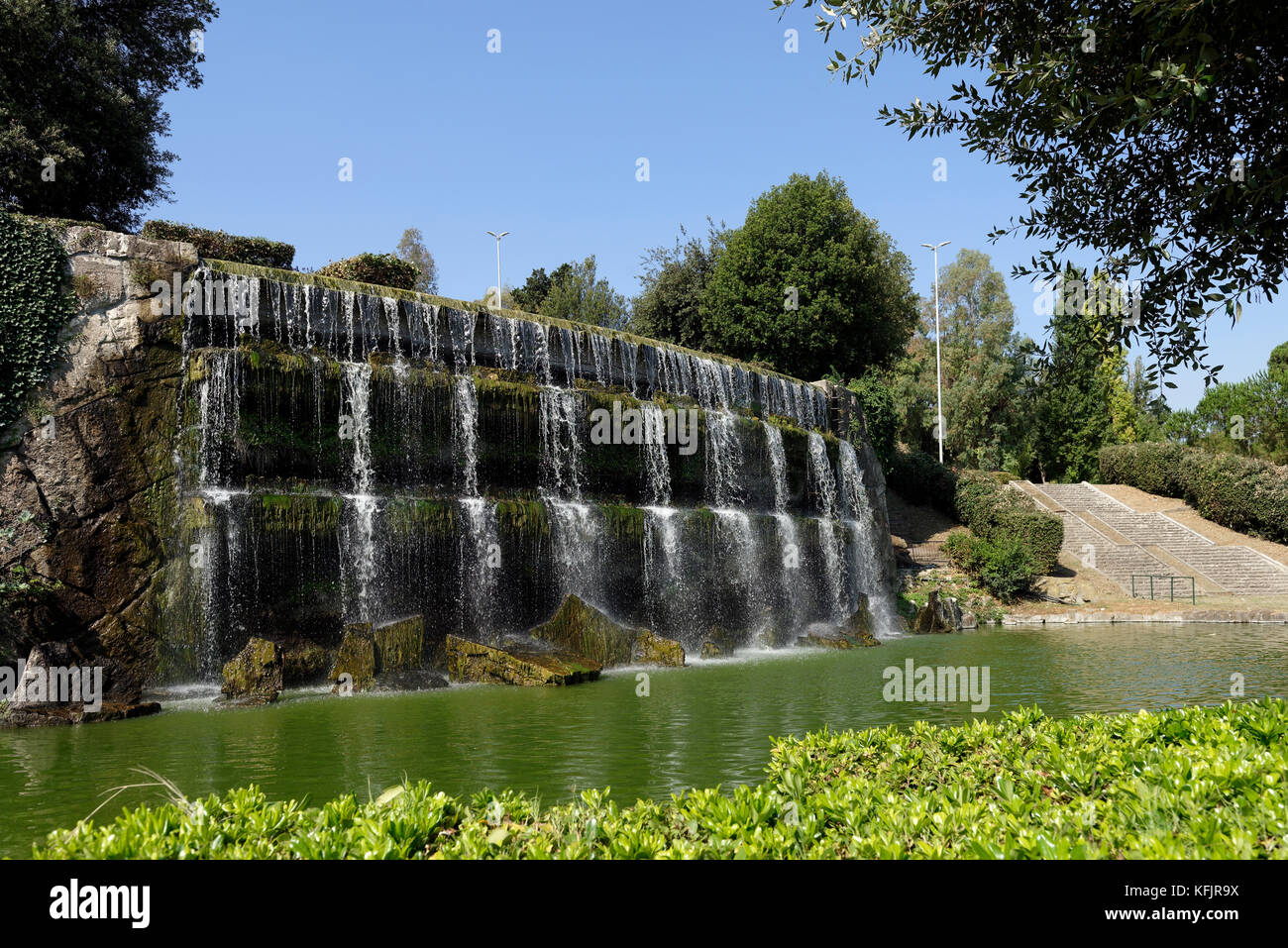 Vista della grande cascata presso il Giardino delle Cascate (giardino delle  cascate). EUR, Roma, Italia Foto stock - Alamy