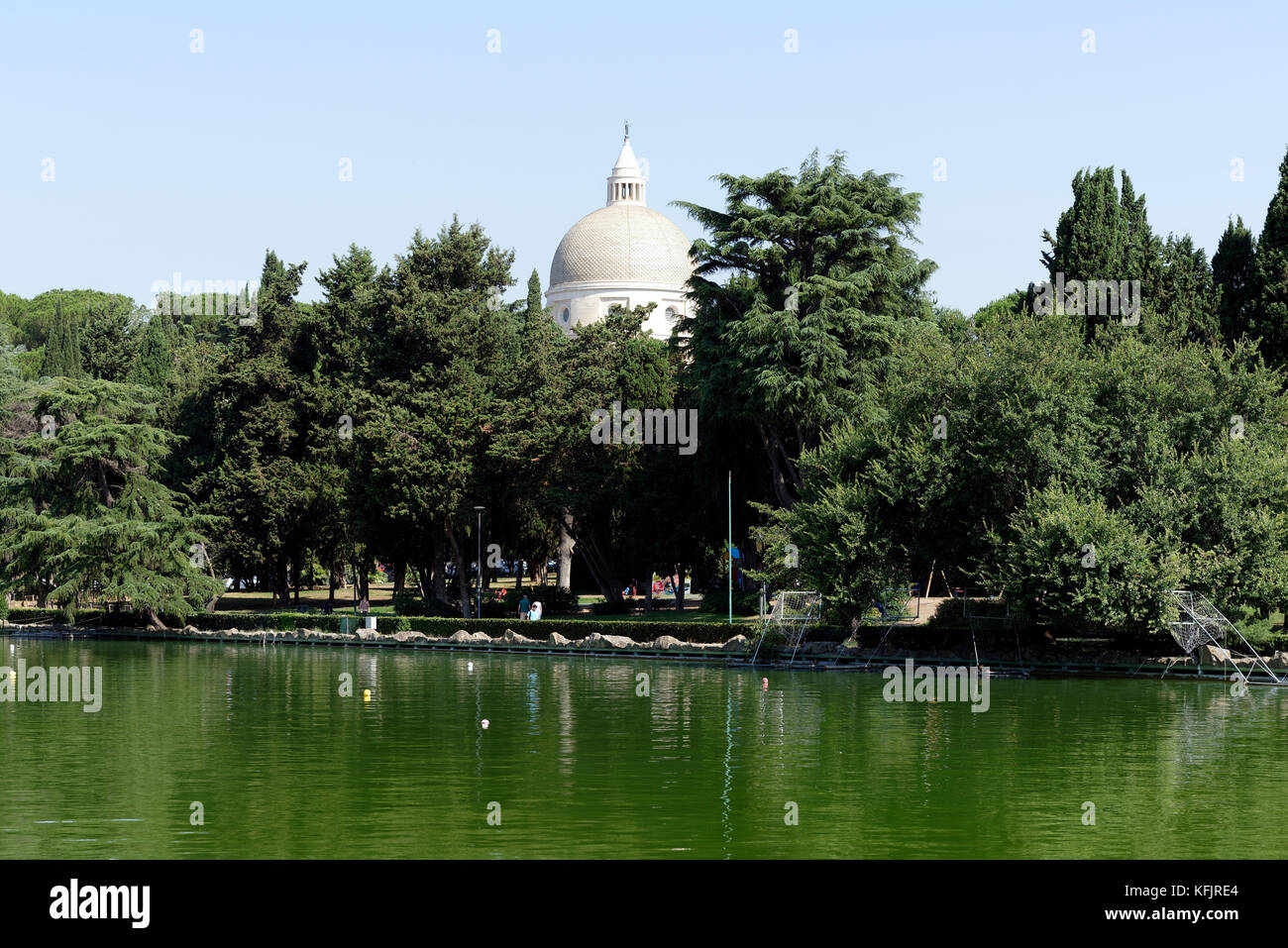 Vista della cupola della Basilica dei Santi Pietro e Paolo oltre al Parco Centrale del lago artificiale. EUR, Roma, Italia. Foto Stock