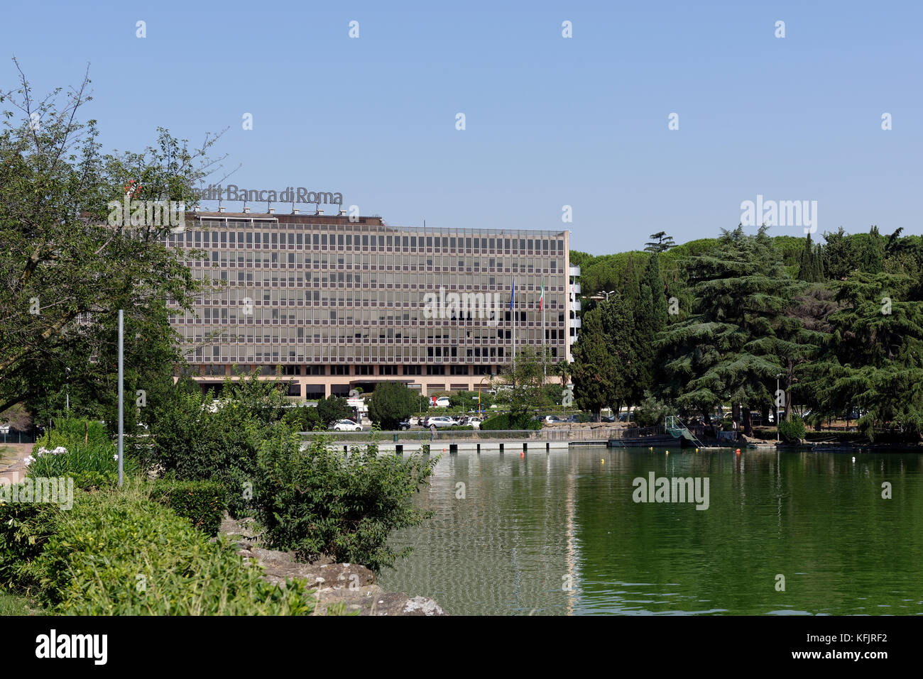 Vista di Unicredit Banca di Roma edificio che si affaccia sul lago nel quartiere EUR di Roma, Italia. Foto Stock