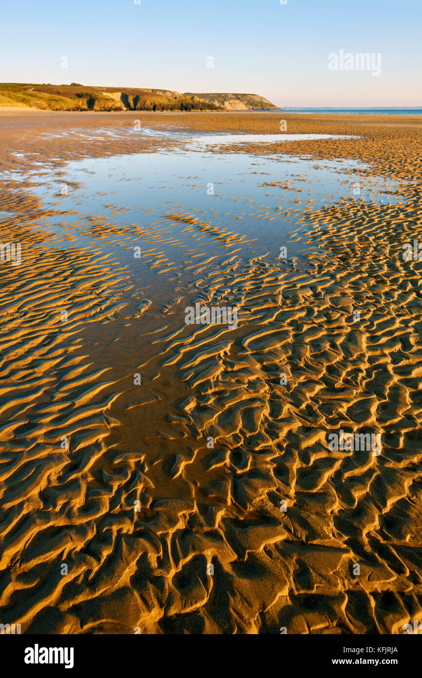 Una spiaggia di sabbia vuota sulla costa Finistere in Bretagna Francia. Foto Stock