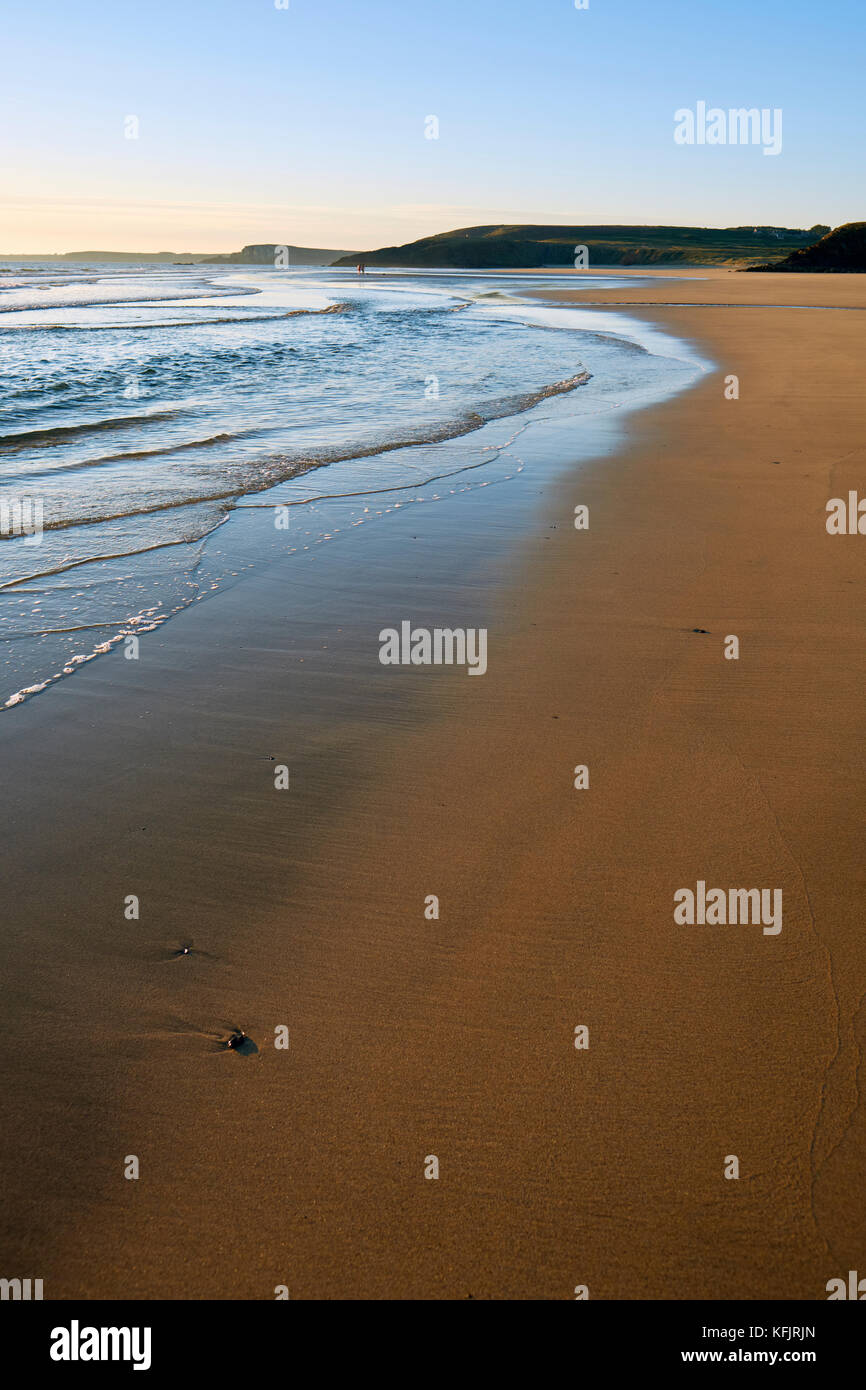 Una spiaggia di sabbia vuota sulla costa Finistere in Bretagna Francia. Foto Stock