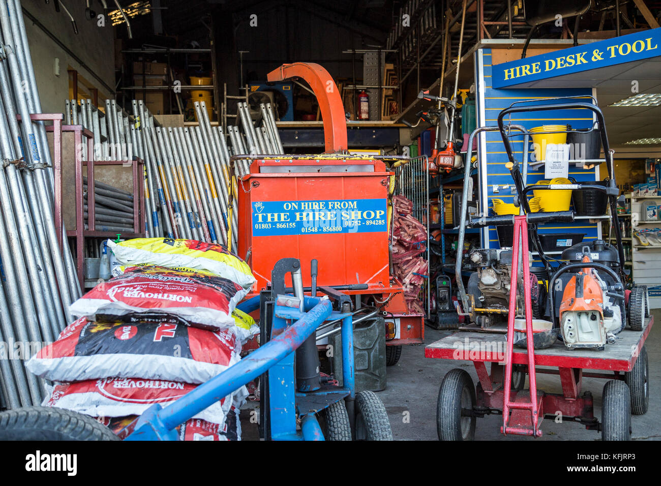 Interno del noleggio dell'attrezzo shop,pulizia tappeti attrezzature per la lavorazione del legno utensili, Foto Stock