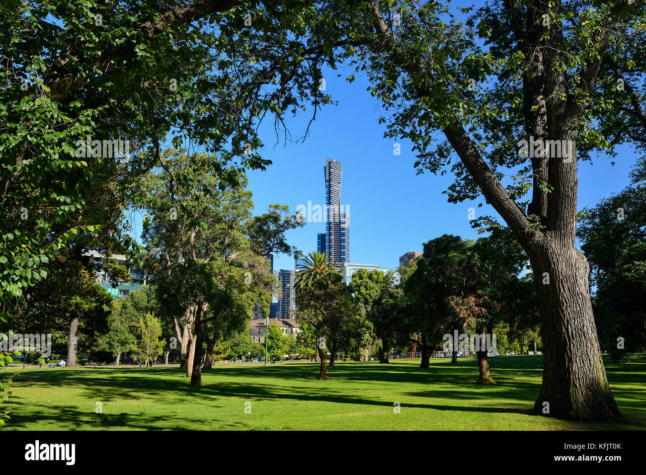 Vista dello skyline della città attraverso gli alberi in king's domain park a Melbourne, Victoria, Australia Foto Stock