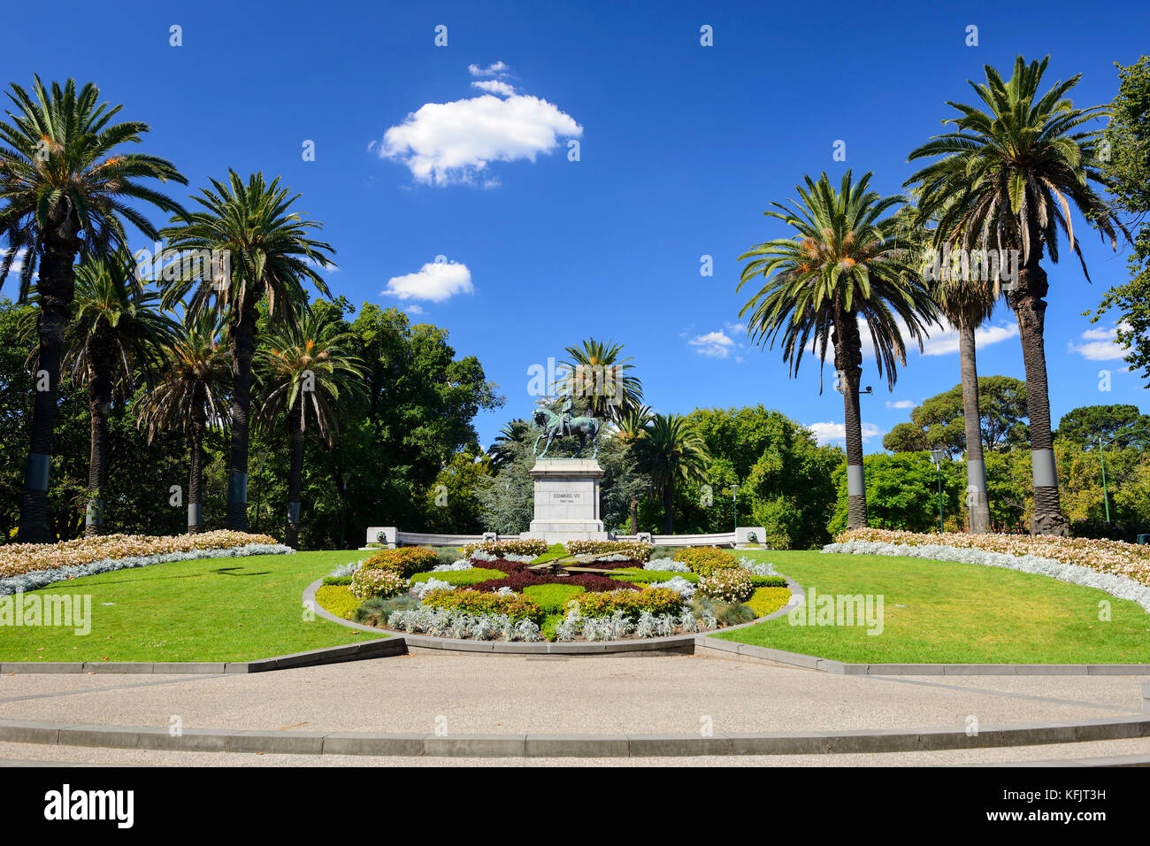 Statua di Edward VII, con orologio floreale in primo piano nella Queen Victoria Gardens all'interno del re nel Domain Park di Melbourne, Victoria, Australia Foto Stock
