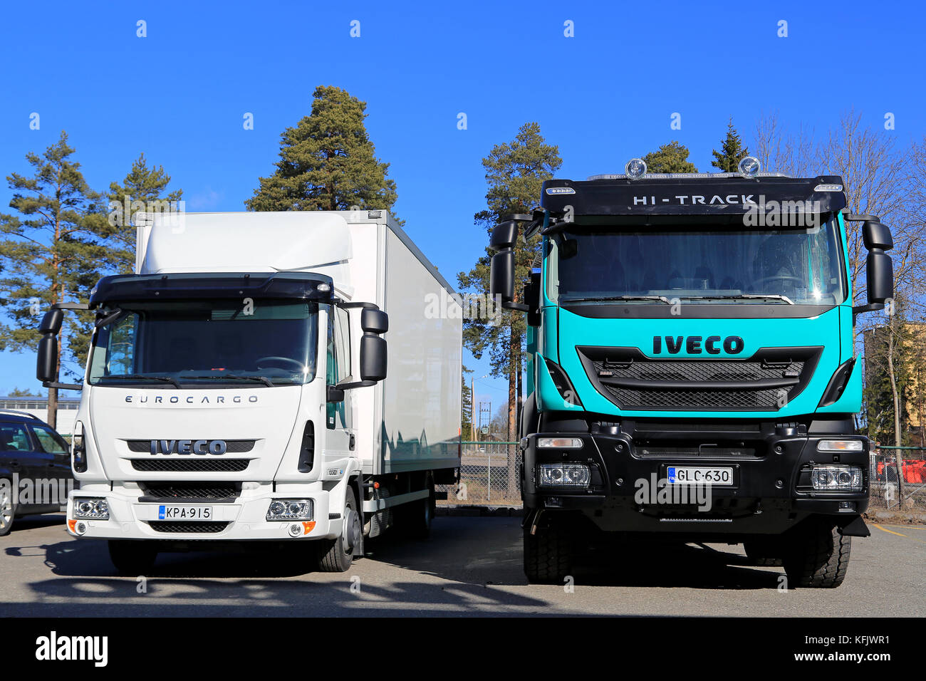 TURKU, FINLANDIA - 21 MARZO 2015: Camion Iveco Eurocargo 100E21 E6 e Iveco Hi-Track 500 E6 in un deposito a Turku. Iveco ha vinto diversi importanti premi Foto Stock