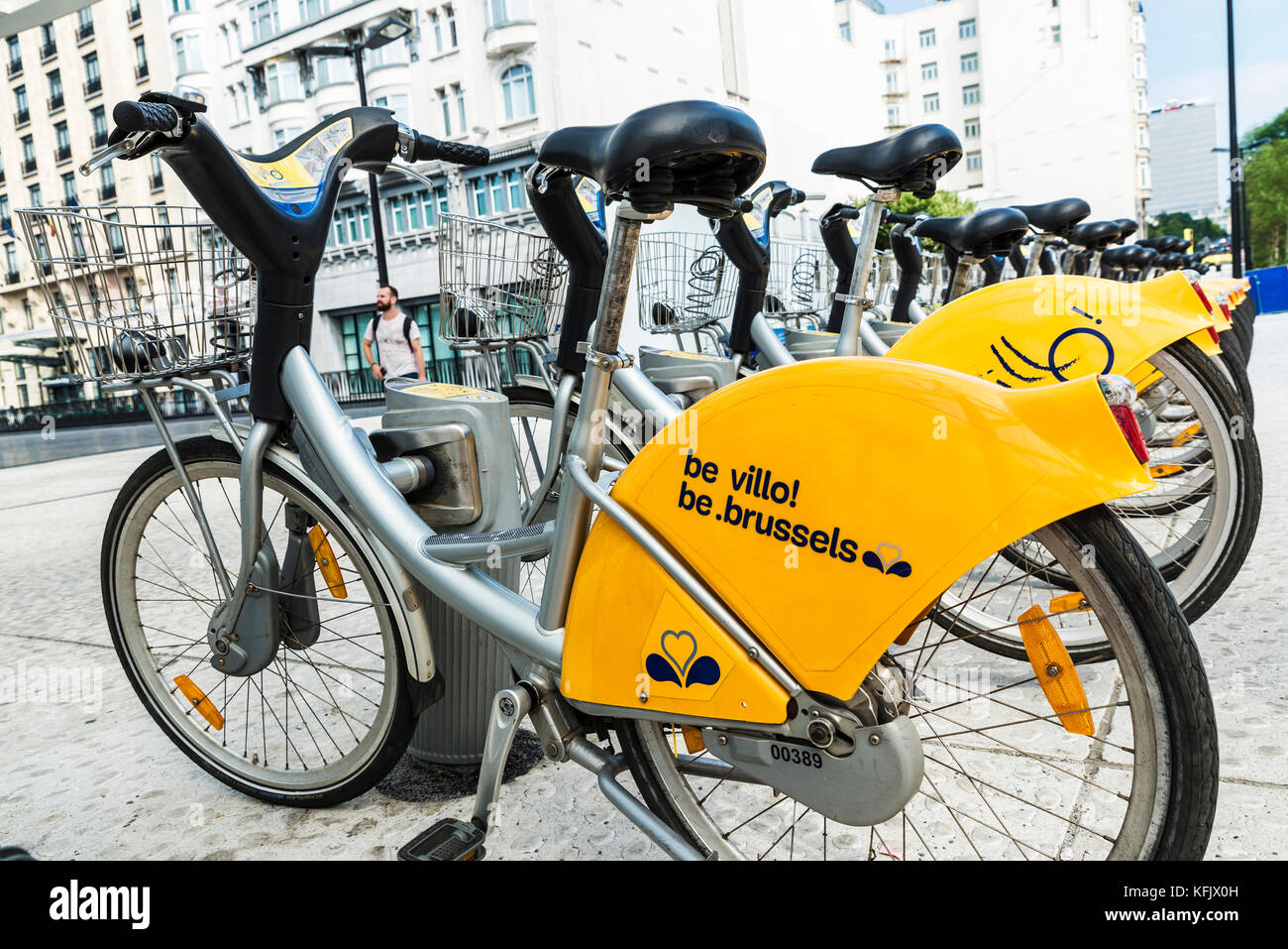 Bruxelles, Belgio - 27 agosto 2017: una fila di biciclette a noleggio nelle loro gabbie di docking del de villo marca a Bruxelles, in Belgio Foto Stock