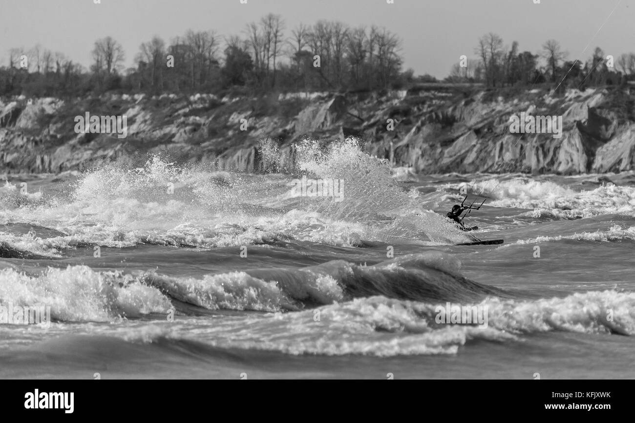 Port Stanley, Canada - 27 ottobre 2017: Venti forti e temperature calde avevano i kitesurfer che testavano la loro abilità sul lago Erie, al largo della principale di Port Stanley Foto Stock