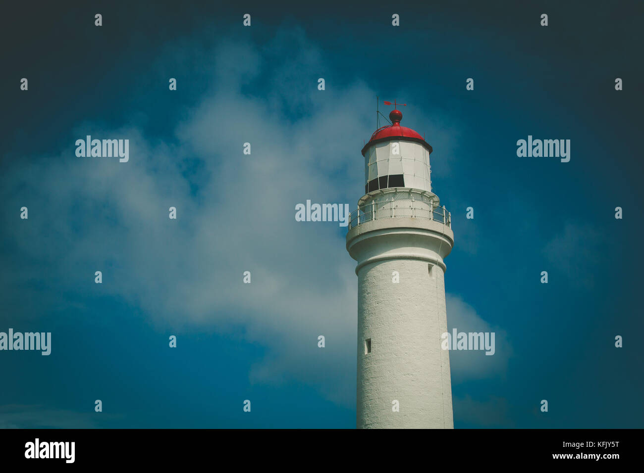 Primo piano della tipica faro australiano con sky come sfondo e copiare lo spazio. immagine ha retrò ad esso Foto Stock