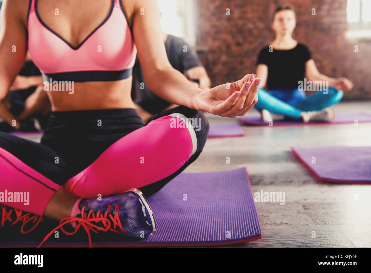 Yoga meditazione dei giovani in lotus pongono nel centro fitness Foto Stock