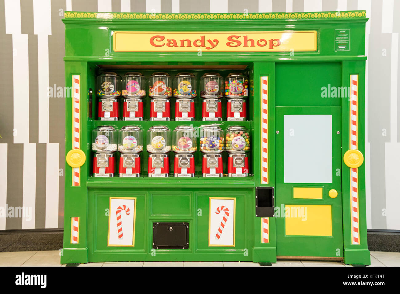 Un dolce distributore automatico in un centro commerciale, England, Regno Unito Foto Stock