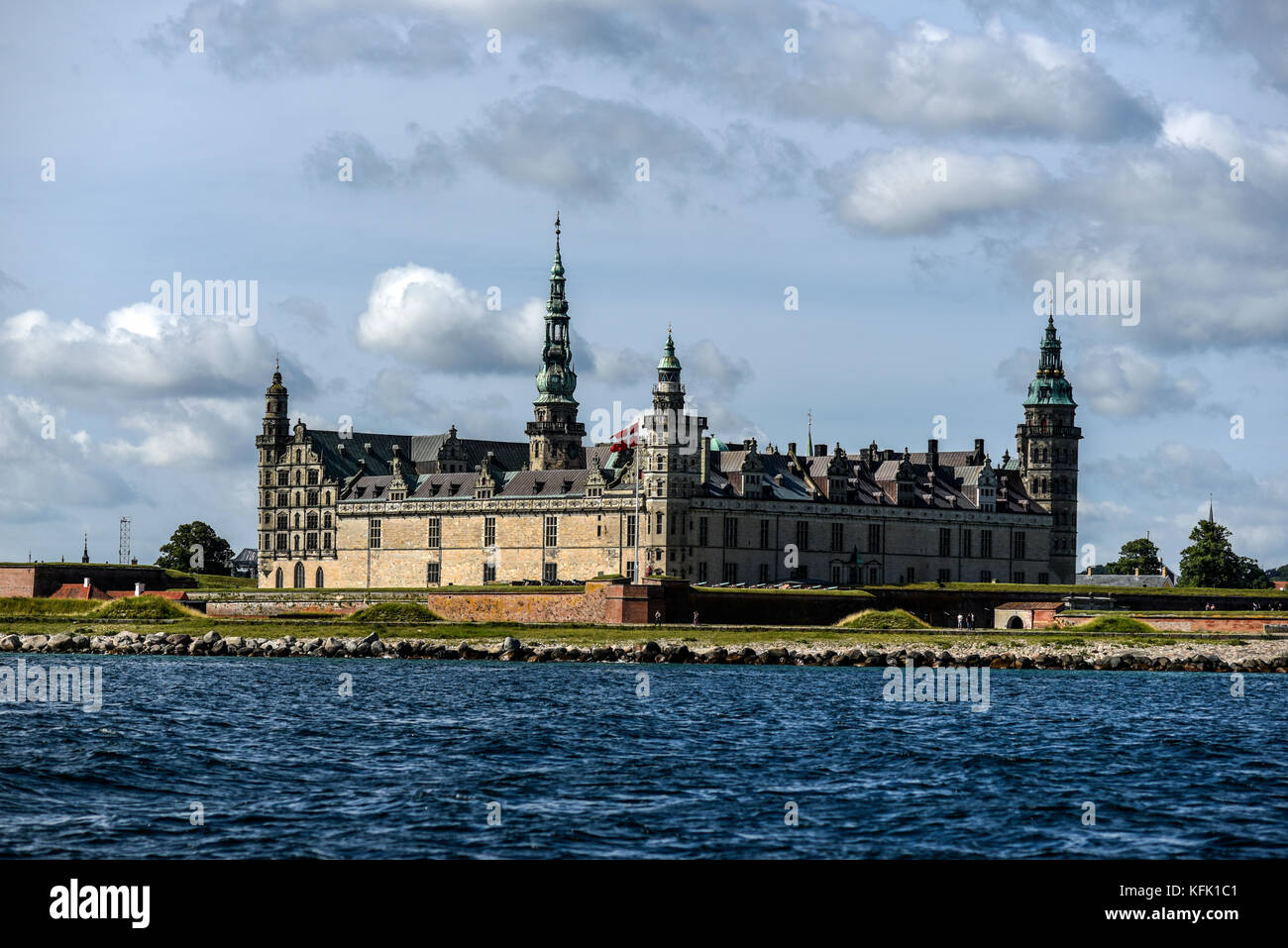 Il Castello di Kronborg in Danimarca, vista dall'acqua, soleggiata giornata estiva. Foto Stock