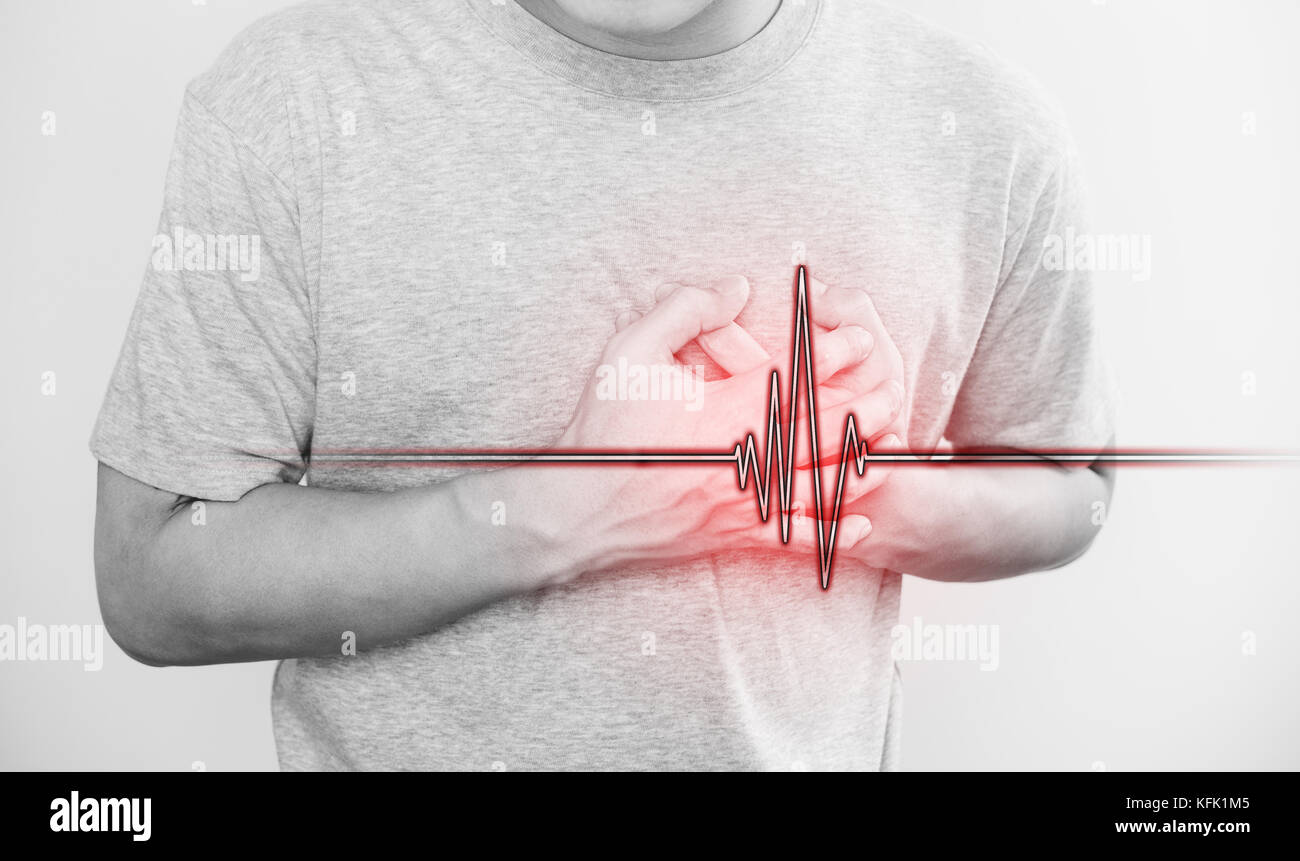 Un uomo di toccare il suo cuore, con cuore segno di impulsi, il concetto di un attacco di cuore e di altre malattie del cuore Foto Stock