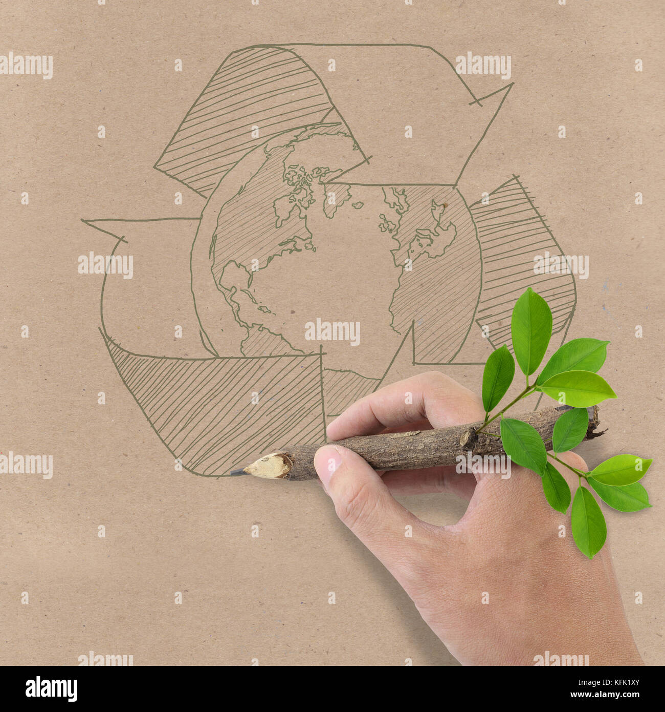 Maschio di disegno a mano simbolo di riciclaggio su carta riciclata marrone  Foto stock - Alamy