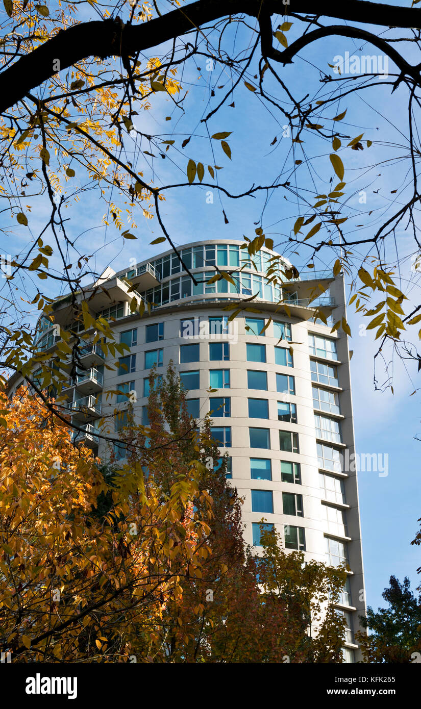 Highrise edificio di appartamenti a Vancouver il West End in autunno. Foto Stock