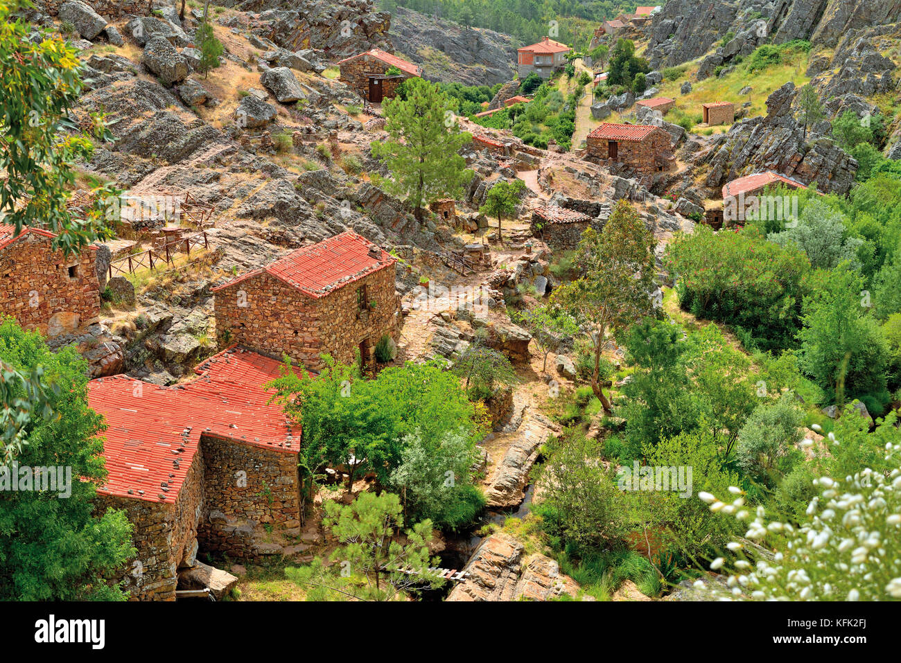 Vista della valle di roccia di granito con mulini ad acqua storici restaurati di pietra scistica Foto Stock