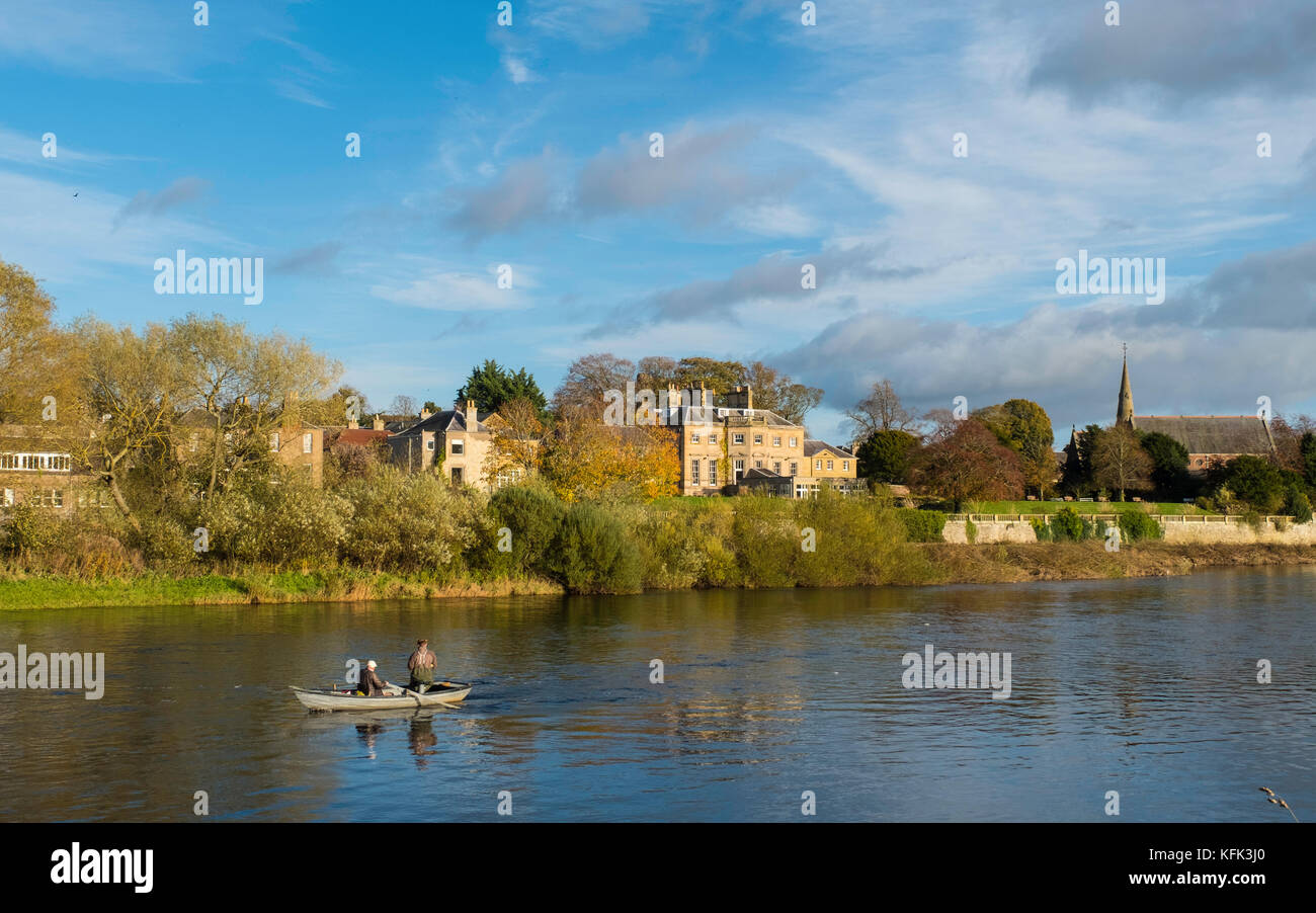 Pesca del salmone sul fiume Tweed a Kelso, Scottish Borders, Scotland, United Kingdom Foto Stock
