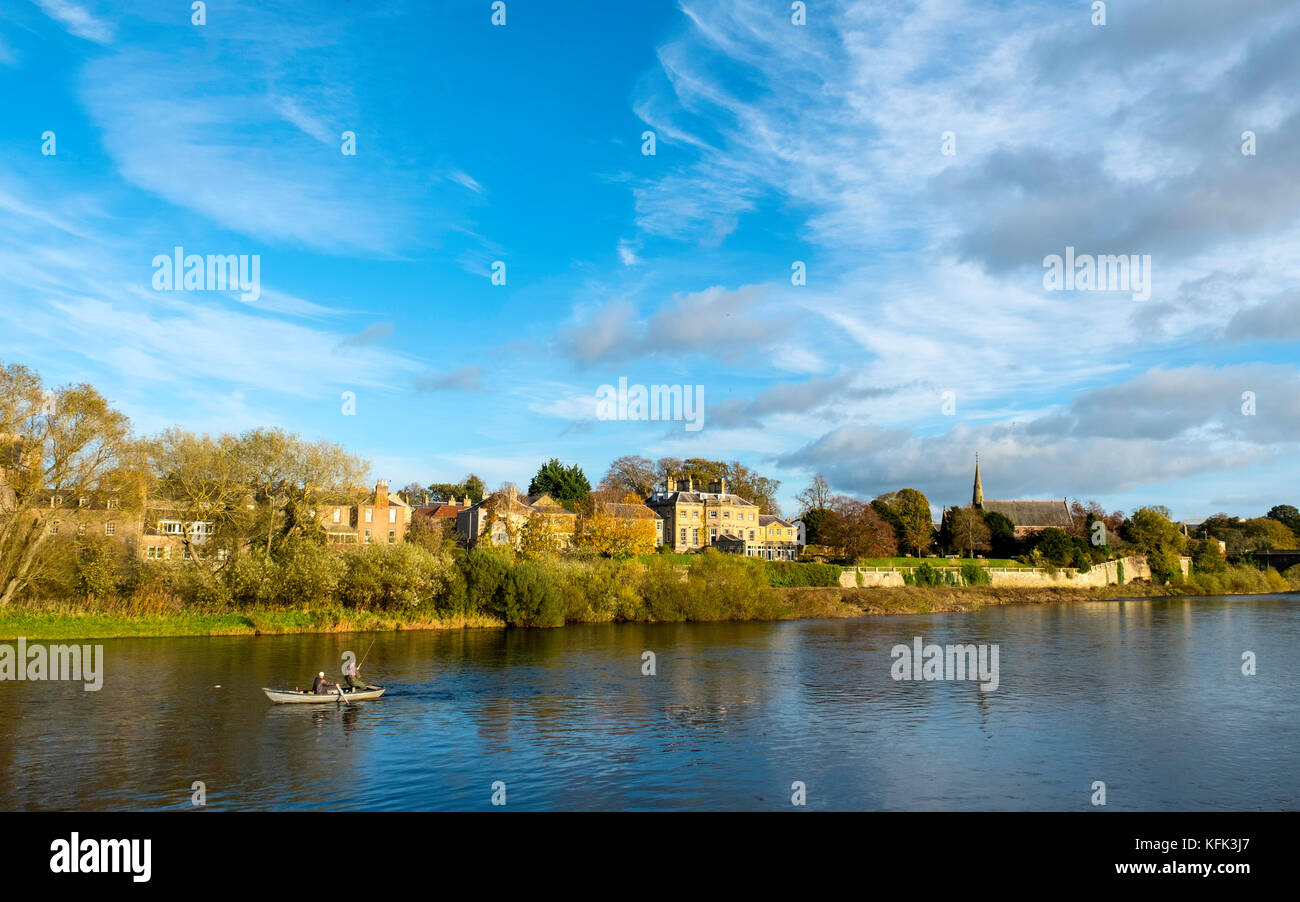 Pesca del salmone sul fiume Tweed a Kelso, Scottish Borders, Scotland, United Kingdom Foto Stock