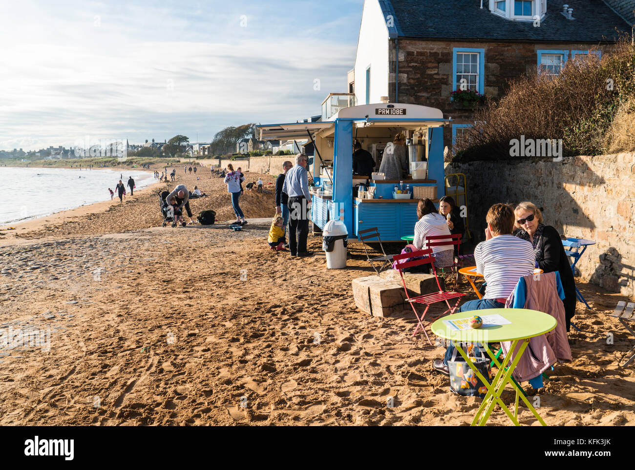 Vista della spiaggia con bar mobile a Elie, nella zona est di Neuk of Fife, in Scozia, Regno Unito Foto Stock