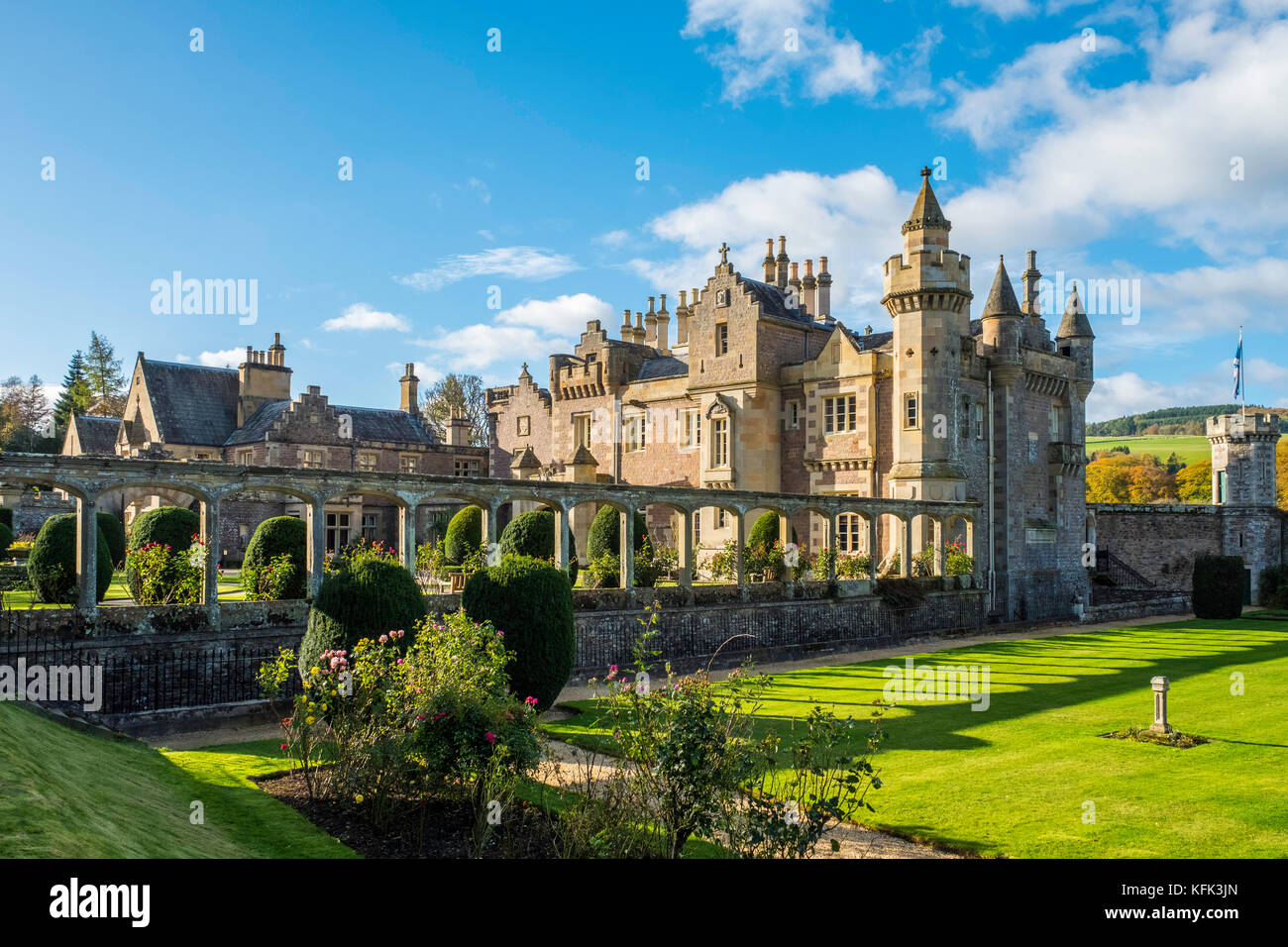 Vista della casa di Abbotsford ex casa di scrittore scozzese Sir Walter Scott al di fuori di Melrose in Scozia, Regno Unito. Foto Stock