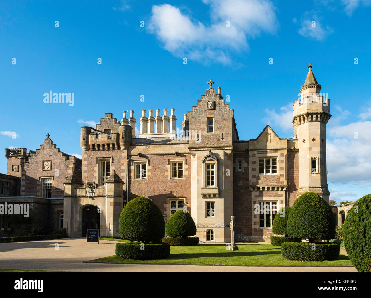 Vista della casa di Abbotsford ex casa di scrittore scozzese Sir Walter Scott al di fuori di Melrose in Scozia, Regno Unito. Foto Stock