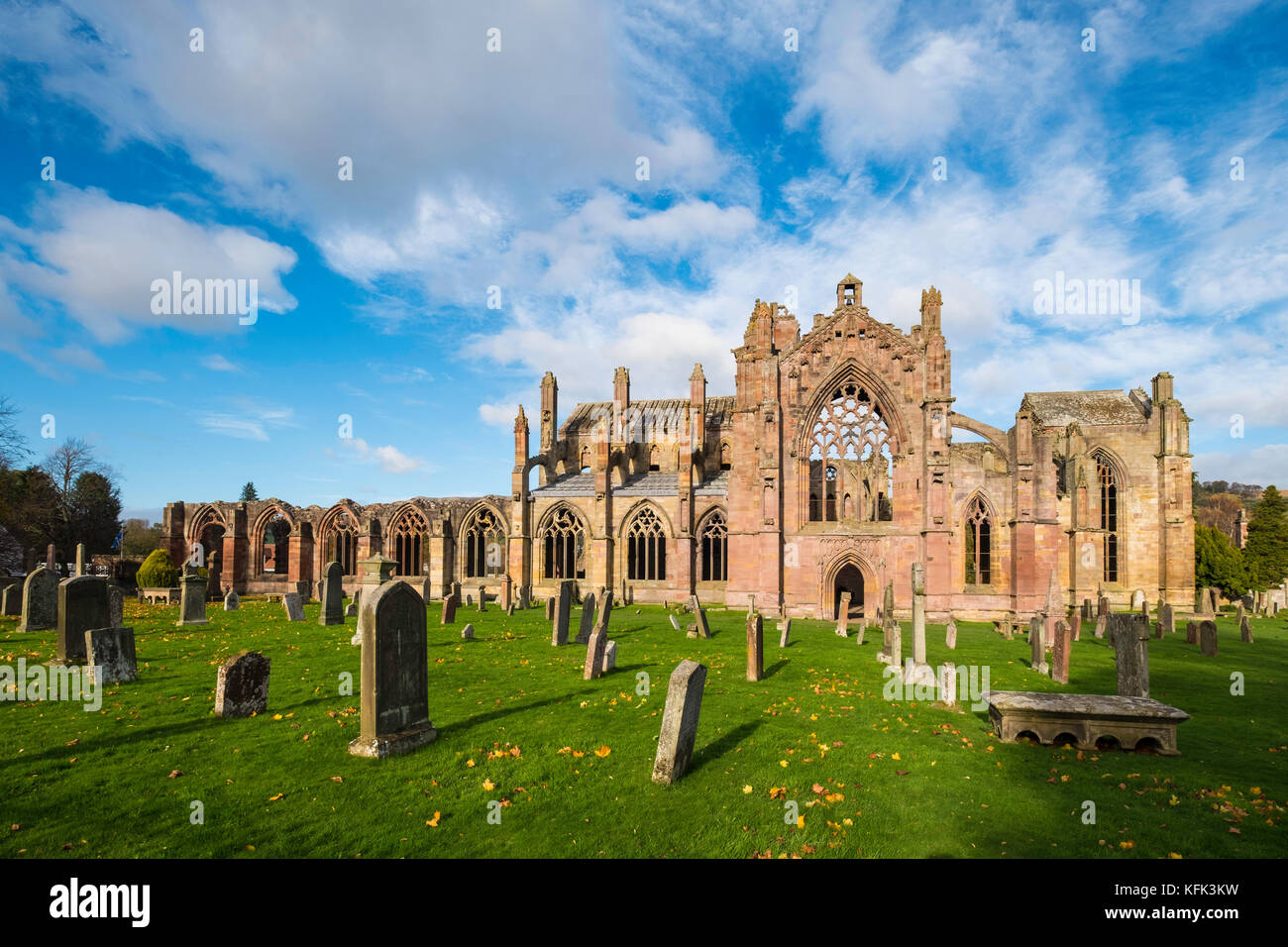 Vista di Melrose Abbey a Scottish Borders, Scotland, Regno Unito Foto Stock