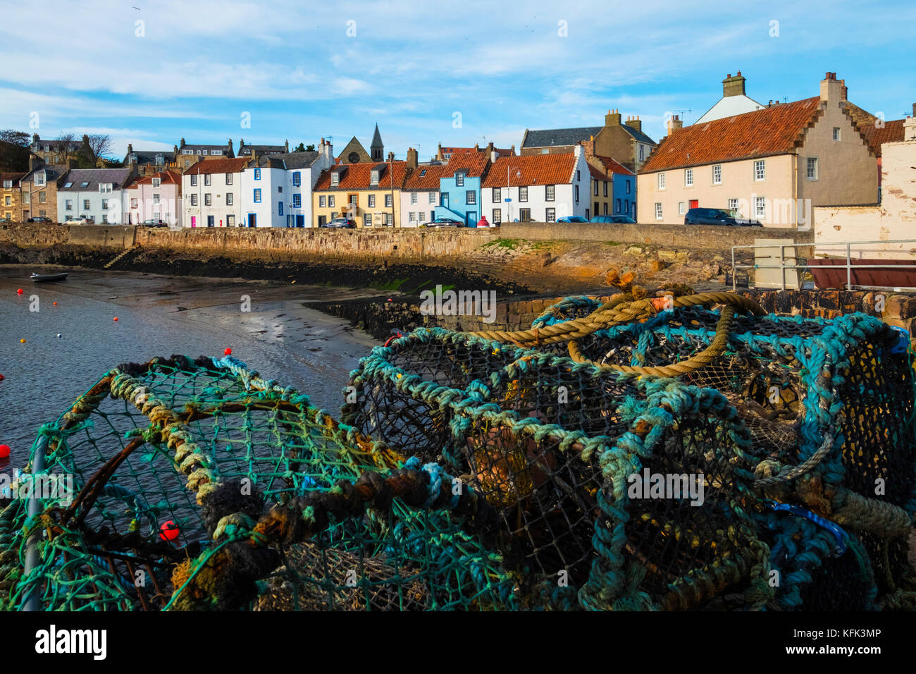 Vista dello storico porto di pescatori di St Monans sulla East Neuk di Fife in Scozia, Regno Unito. Foto Stock