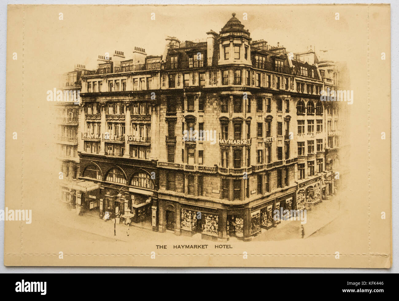 Vecchia cartolina in bianco e nero dal Haymarket Hotel, Londra, angolo di Haymarket e Piccadilly, ora demolita, con fotografia in bianco e nero dell'hotel. Foto Stock