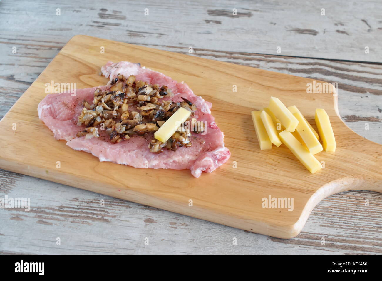 Ingredienti per rotoli di carne con funghi e ripieno di formaggio . passo per passo per la cottura. Foto Stock