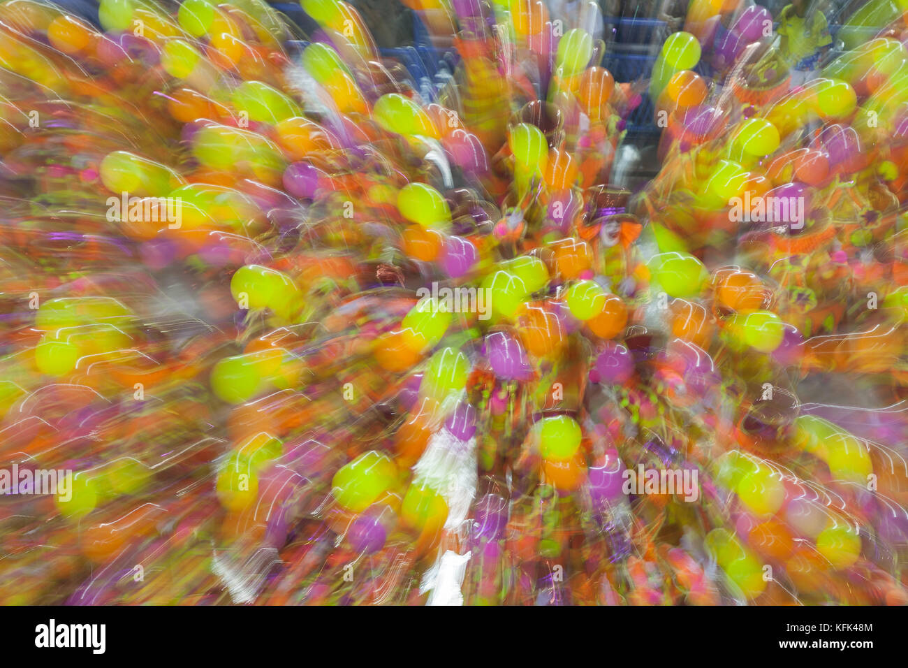 Un colorato e creativo istante durante il carnevale.Molti palloncini sono ondulata per il cielo durante la parata di Rio de Janeiro Foto Stock