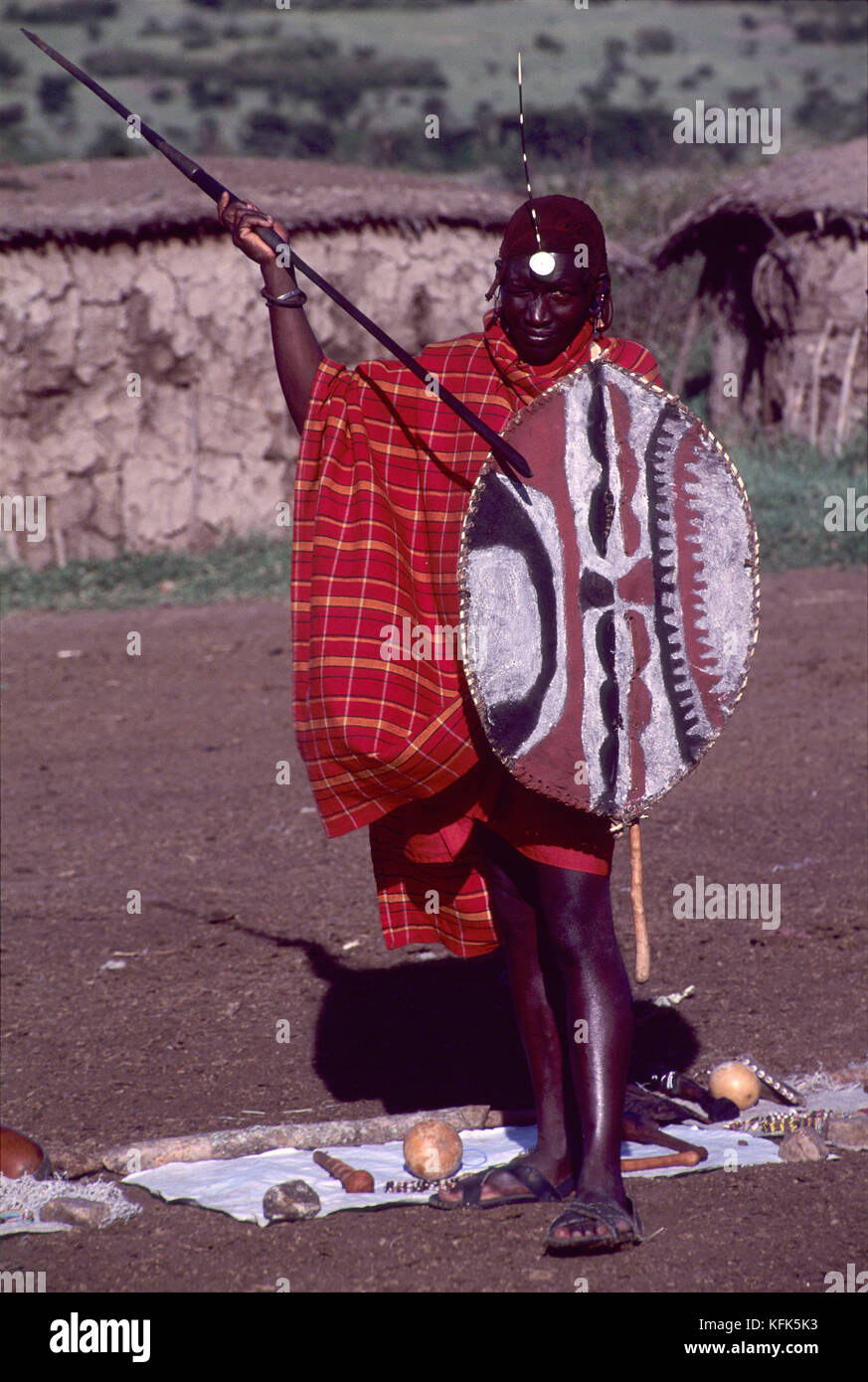 Guerriero Masai vicino Masai Mara Game Reserve. Masais sono forse le più famose tribù africana, vive nella grande pianura del Kenya e della Tanzania Foto Stock