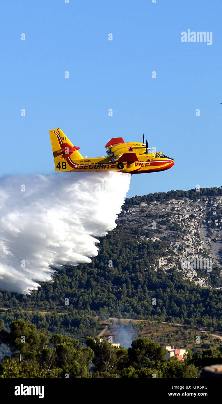 Canadair mezzi aerei antincendio (acqua) bombardiere in volo, Marsiglia, Bouches-du-Rhone, Francia Foto Stock