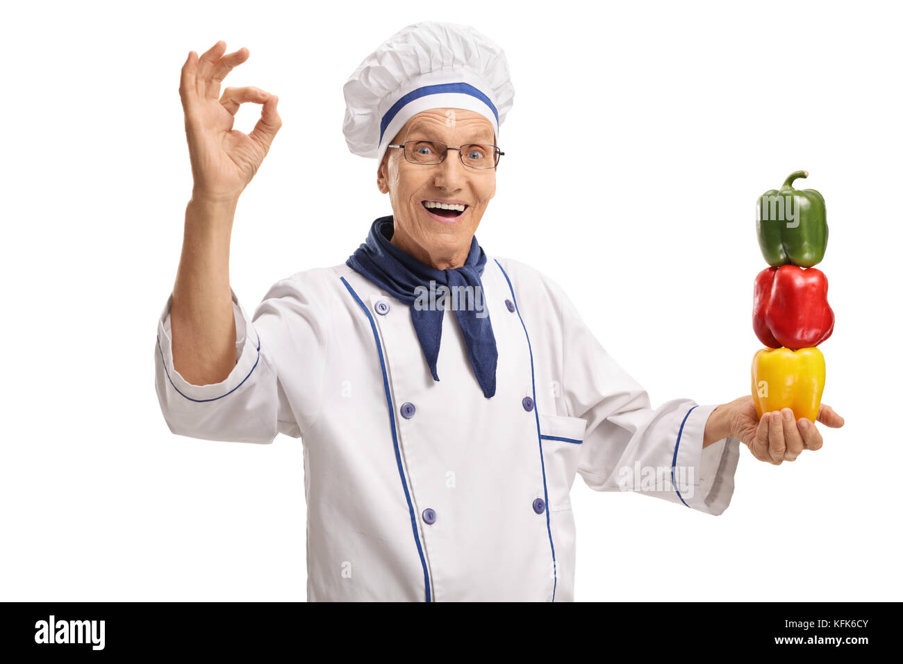 Allegro anziani chef con peperoni facendo un gesto ok isolati su sfondo bianco Foto Stock