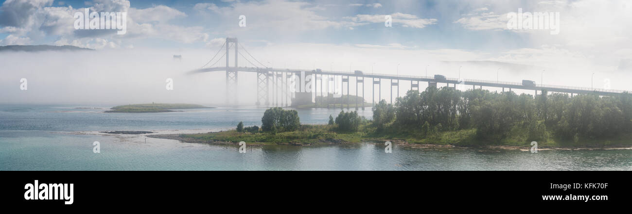 Il ponte tjeldsund nella nebbia. Il ponte collega l'isola hinnoya con la terraferma, Norvegia Foto Stock