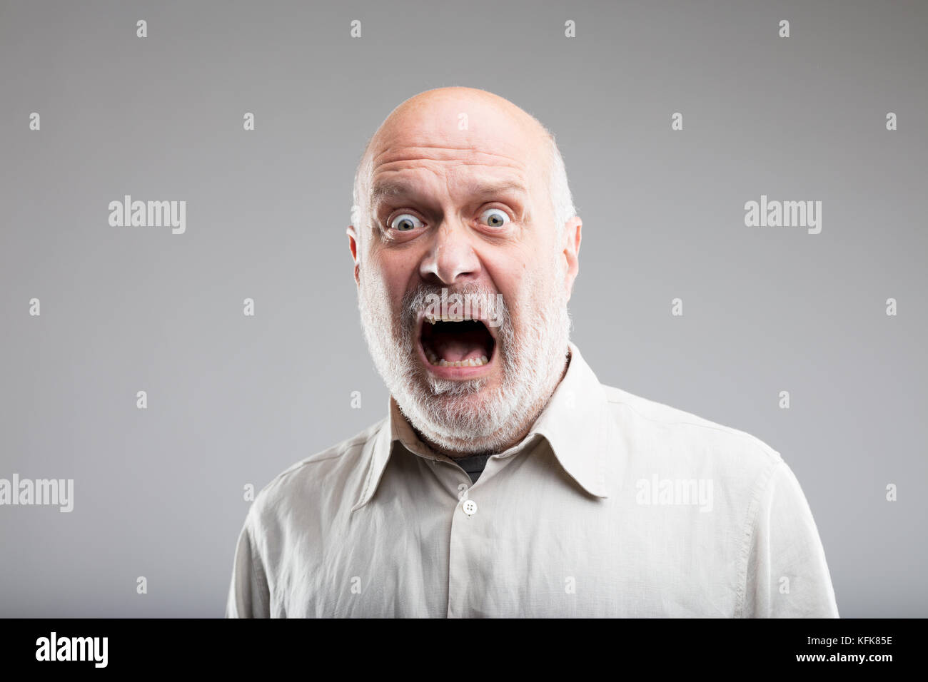 La paura sulla faccia di un vecchio spaventato uomo - il concetto di paura elementare Foto Stock