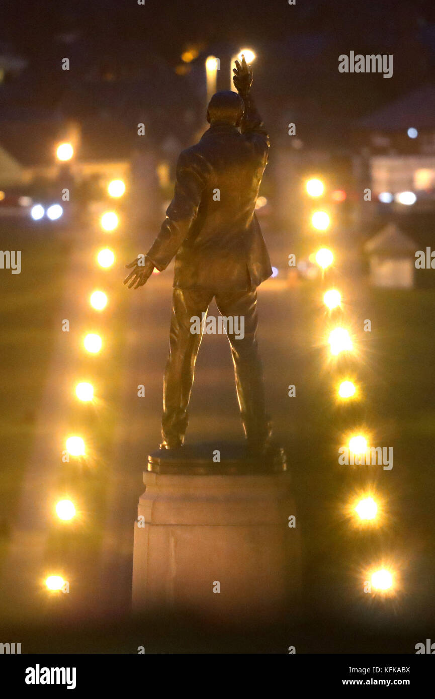Una statua di Edward Carson è illuminata a Stormont, Belfast, mentre i due partiti principali dell'Irlanda del Nord rimangono bloccati nei colloqui con l'ultima scadenza per ripristinare il powersharing a scadenza entro poche ore. Foto Stock