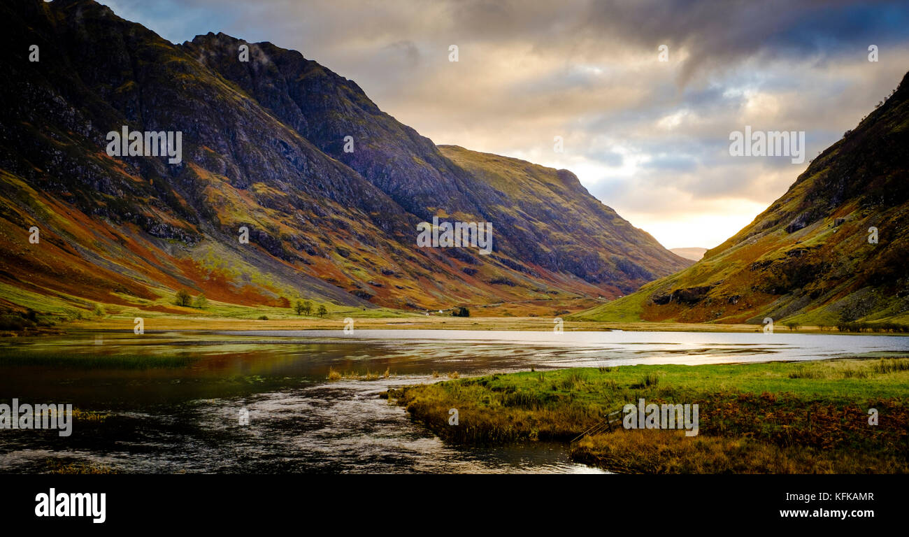 La mattina presto luce sul Loch Achtriochtan in Glencoe, Highlands della Scozia Foto Stock