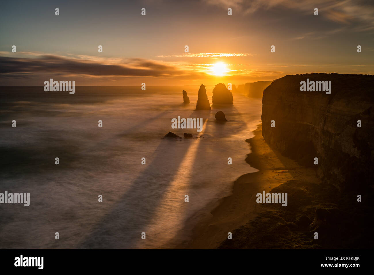 Tramonto su dodici apostoli, iconico sito di Melbourne Foto Stock