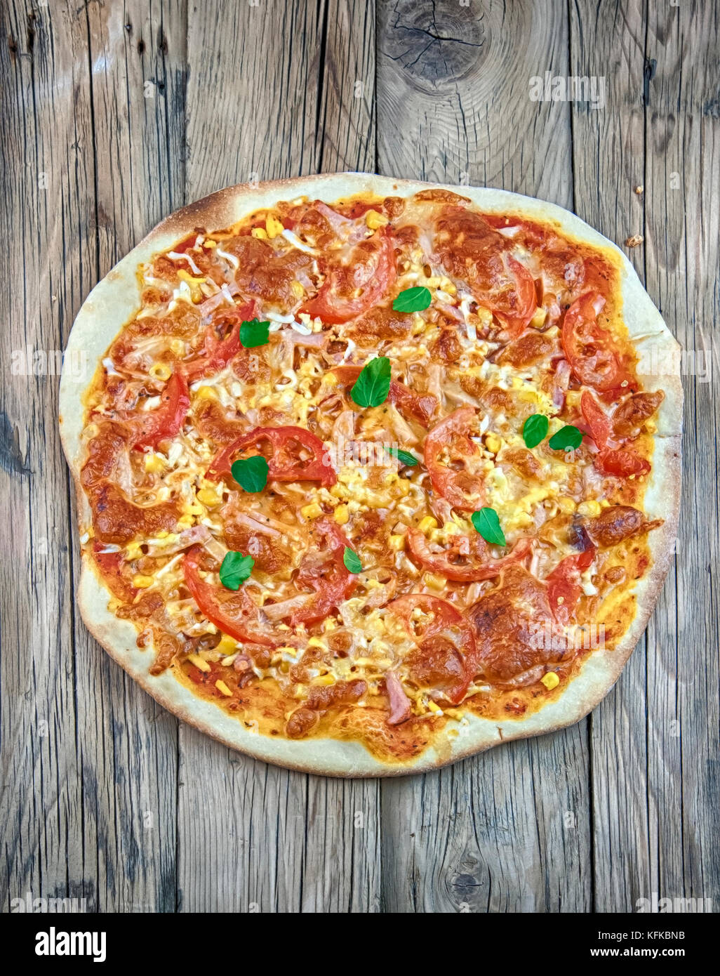 Salsiccia per pizza pizza con verdure a fettine su rustiche, in stile vintage Sfondo legno Foto Stock