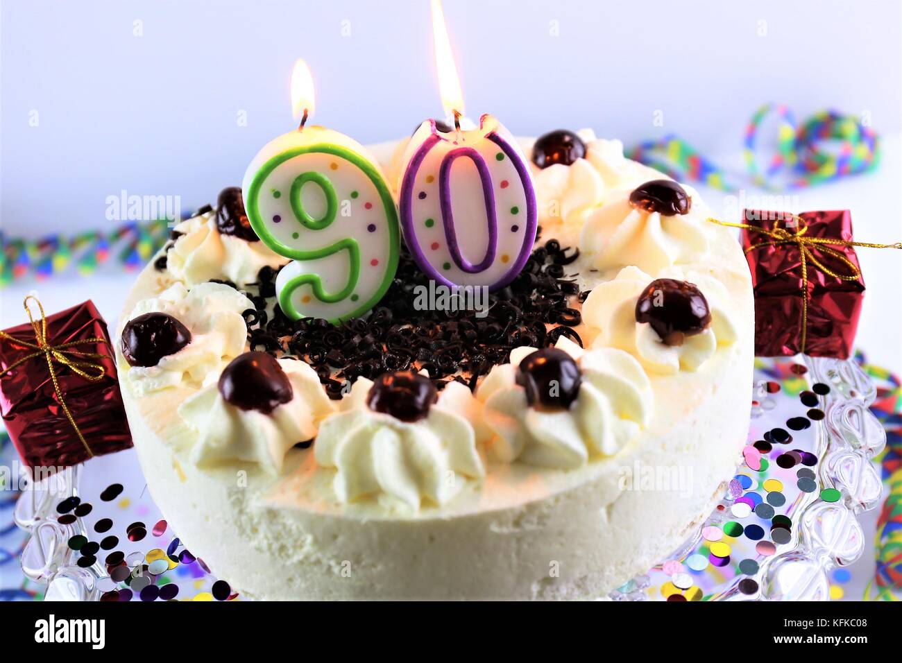 Una immagine di una torta di compleanno con candela - 90 Foto Stock