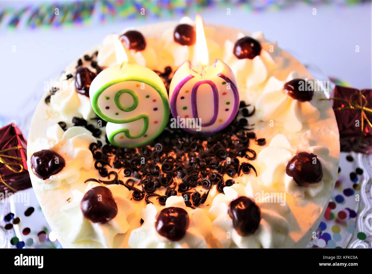 Una immagine di una torta di compleanno con candela - 90 Foto Stock