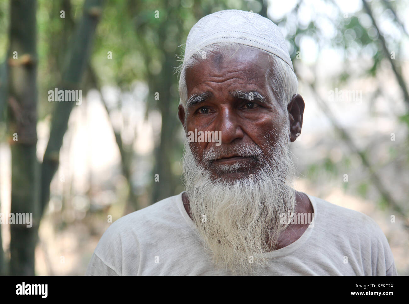 Anziani uomo musulmano, villaggio kalua, kurigram distretto, Bangladesh Foto Stock